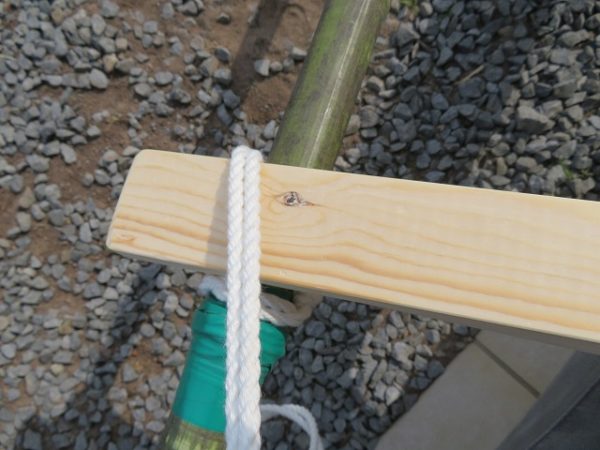 竹馬　足板をロープで固定する方法